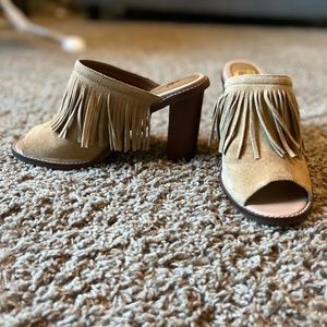 EUC Sz 9.5 Gianni Bini Road Tan Suede Open Toe Mule Sandal with Fringe
